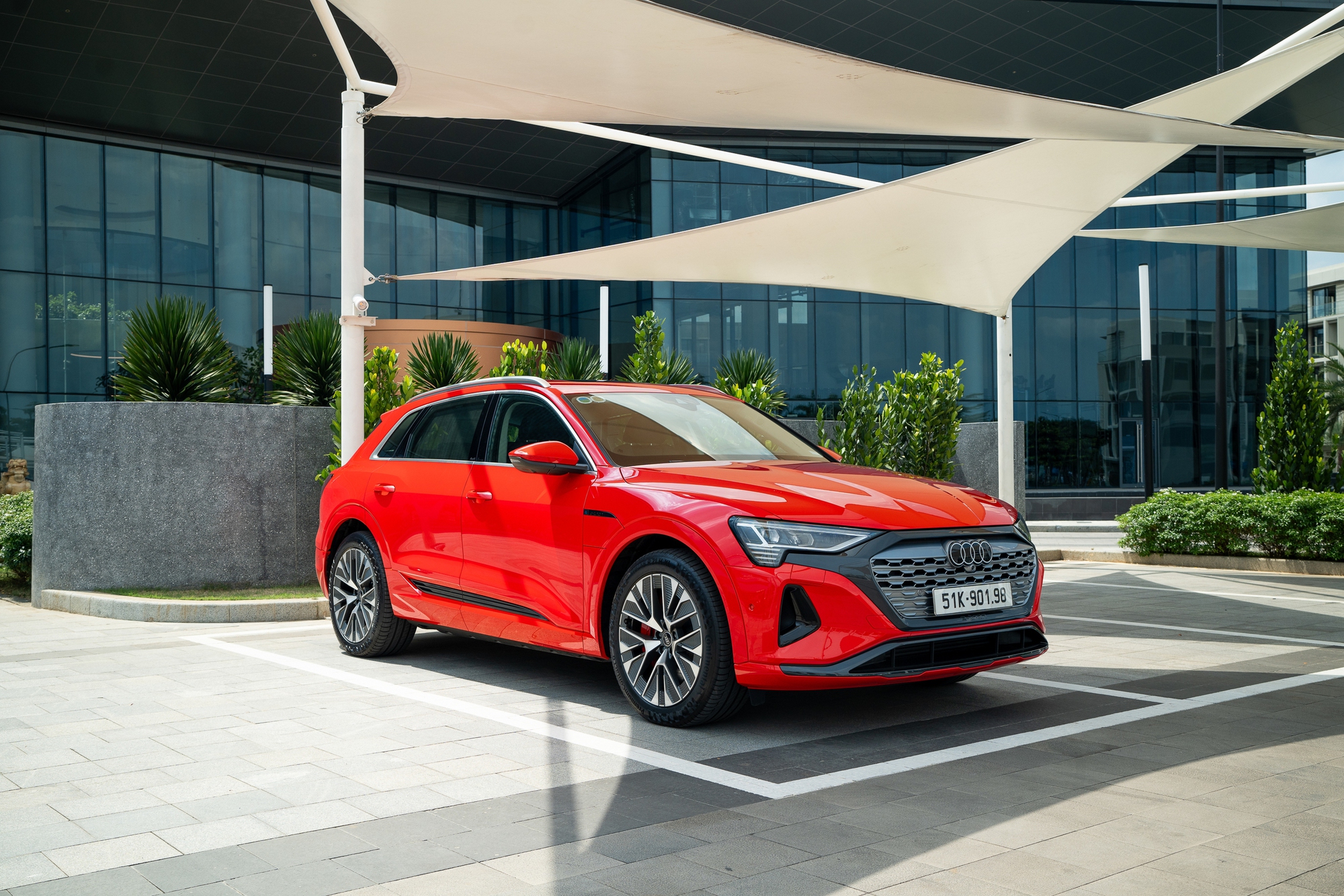 Audi Q8 e-tron ra mắt Việt Nam: Giá từ 3,8 tỷ đồng, bảo hành pin 8 năm, tặng sạc miễn phí - Ảnh 2