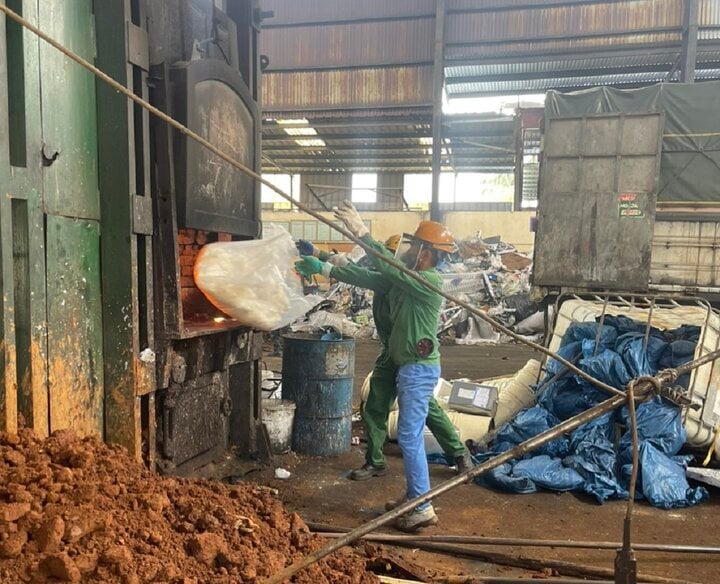 Phát hiện 30kg bánh phở chứa phoóc môn chuẩn bị tuồn ra thị trường - Ảnh 2