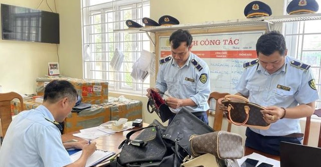 Thu giữ gần 500 máy tính bảng nhập lậu và hàng nghìn túi xách giả mạo nhãn hiệu nổi tiếng - Ảnh 2
