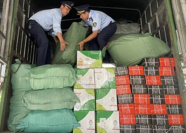 Thu giữ gần 500 máy tính bảng nhập lậu và hàng nghìn túi xách giả mạo nhãn hiệu nổi tiếng - Ảnh 1