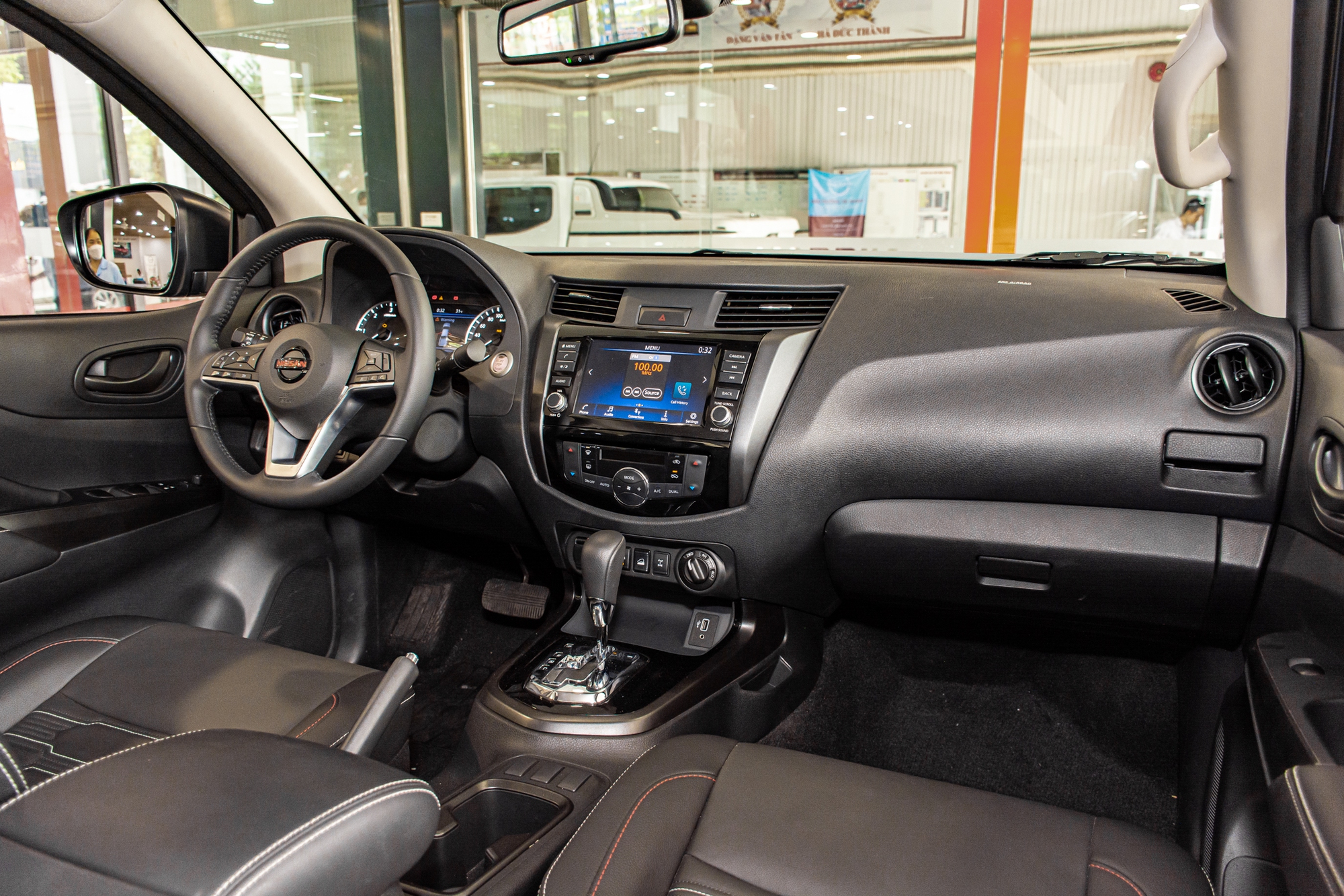 Nissan Navara dọn kho giảm giá tới 190 triệu tại đại lý: Bản ‘full’ còn 850 triệu, rẻ hơn Ranger Wildtrak cả trăm triệu đồng - Ảnh 4