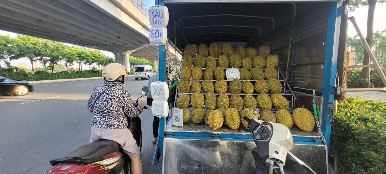 Bất ngờ với giá sầu riêng giảm sốc ở Hà Nội 70 ngàn/kg - Ảnh 2