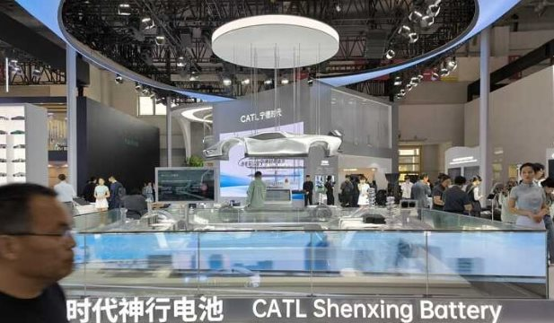 Trung Quốc lại đi trước một bước trong cuộc đua xe điện: Ra mắt siêu pin sạc nhanh nhất thế giới, các trạm sạc ‘chóng mặt’ để bắt kịp - Ảnh 1