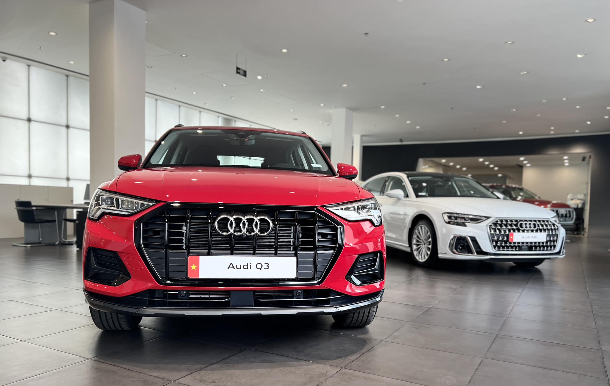 Audi Q3 2024 về đại lý: Giá từ 1,8 tỷ đồng, nhiều trang bị hiện đại đấu X1 nhưng vẫn giữ một thứ ‘đồ cổ’ như xe giá rẻ - Ảnh 1