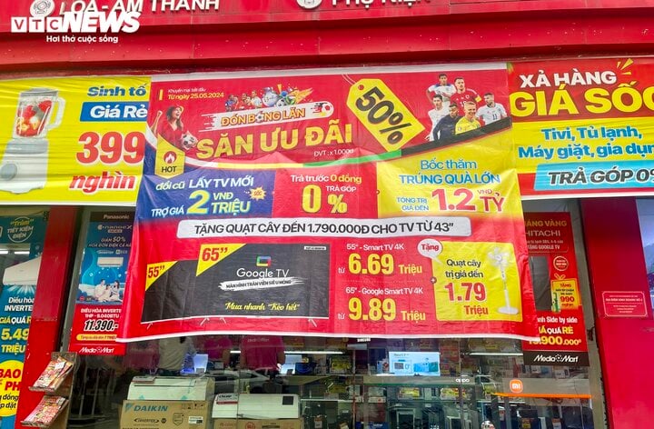 'Ăn theo' mùa Euro 2024, tivi đồng loạt siêu giảm giá vẫn khó bán - Ảnh 1