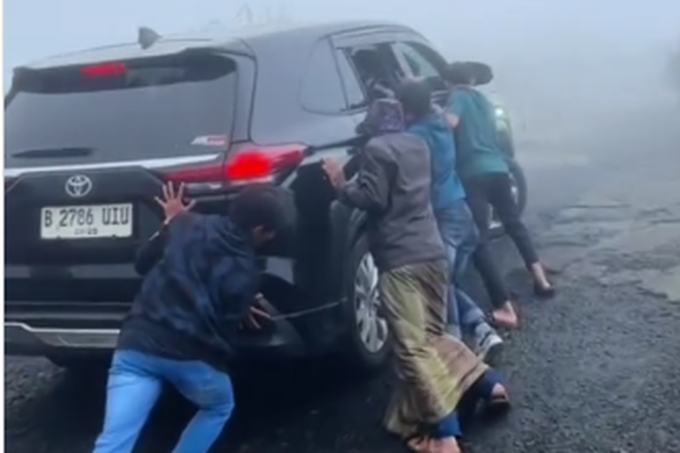 Thợ máy vạch trần: Quan điểm ô tô bị trượt bánh khi leo dốc do quá khỏe là lầm to - Ảnh 1