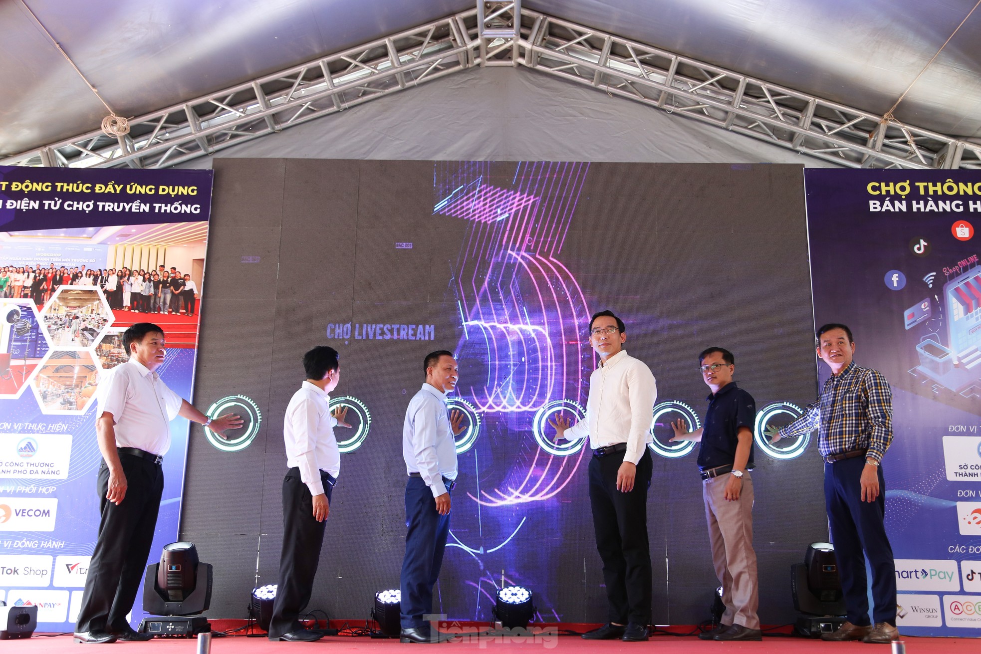 Livestream bán cá, mực, bánh ở chợ truyền thống Đà Nẵng - Ảnh 1