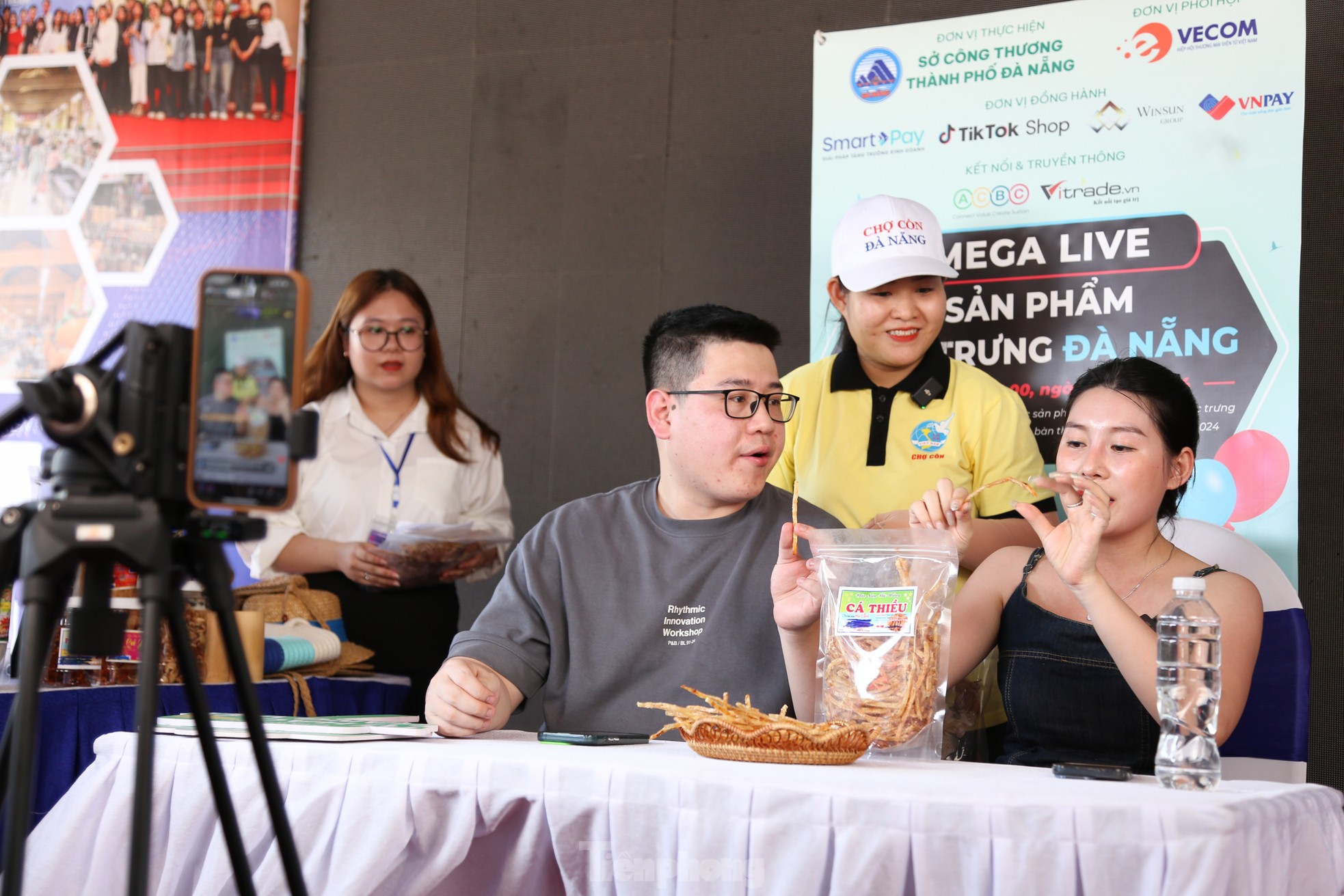 Livestream bán cá, mực, bánh ở chợ truyền thống Đà Nẵng - Ảnh 5