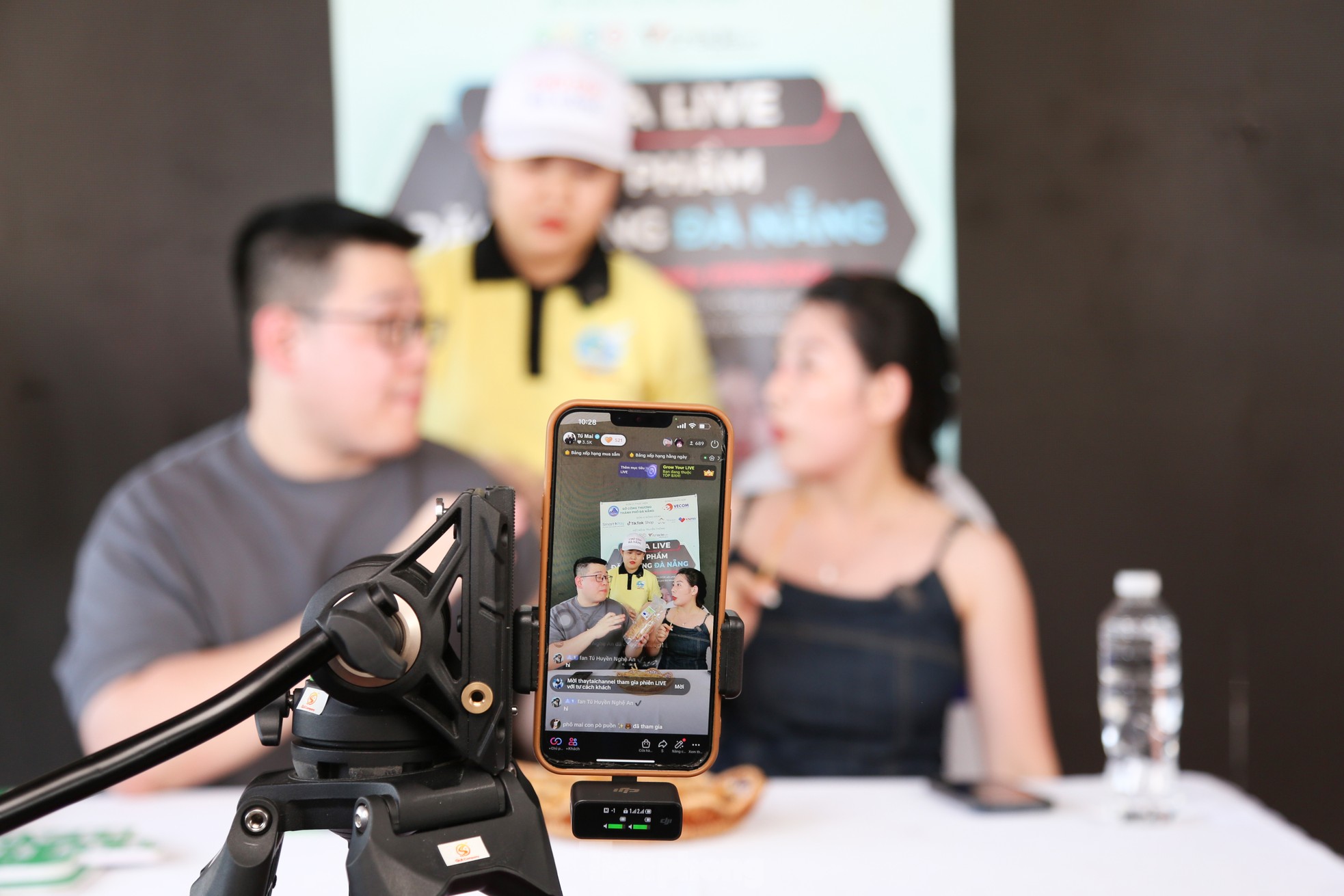 Livestream bán cá, mực, bánh ở chợ truyền thống Đà Nẵng - Ảnh 4