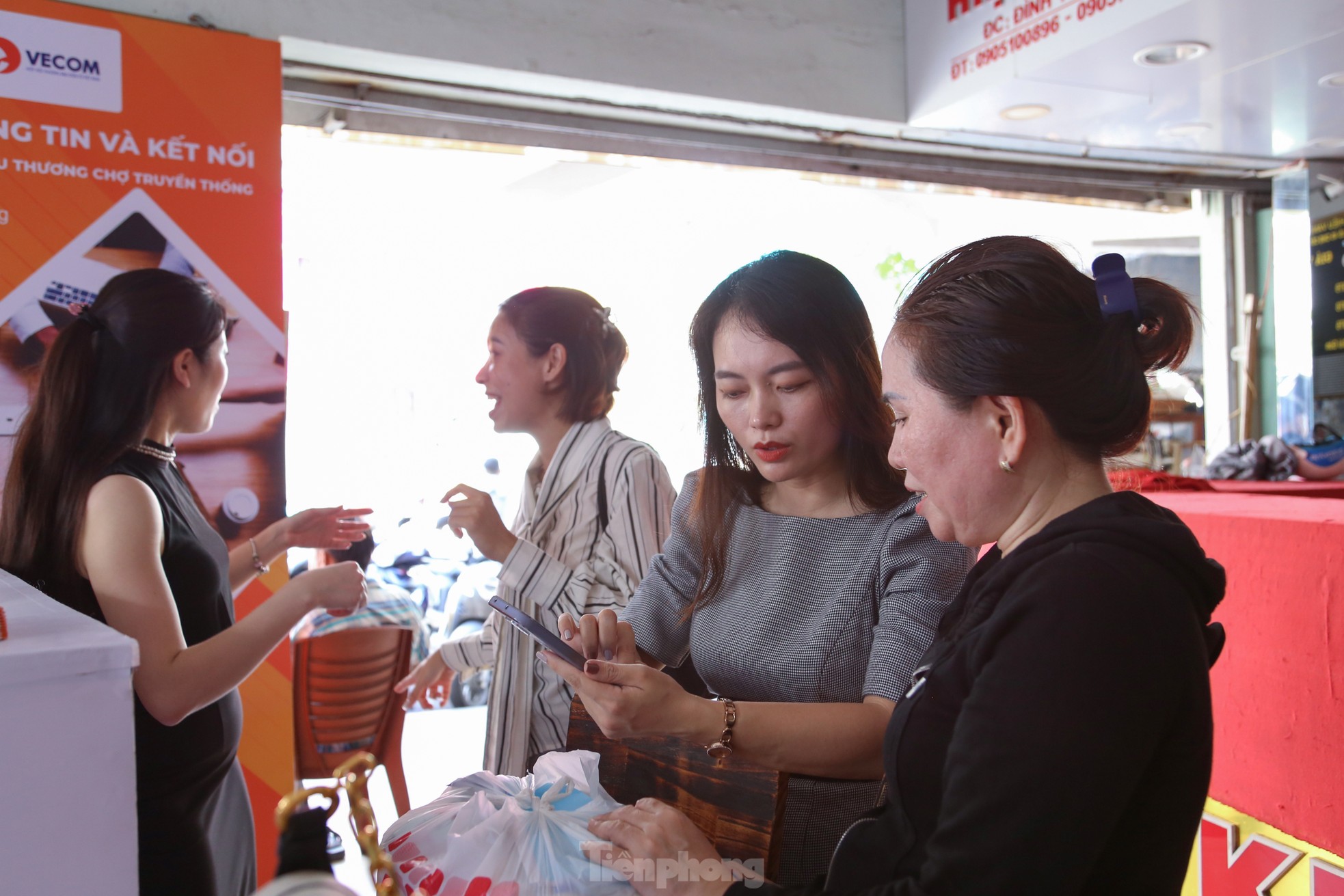 Livestream bán cá, mực, bánh ở chợ truyền thống Đà Nẵng - Ảnh 12