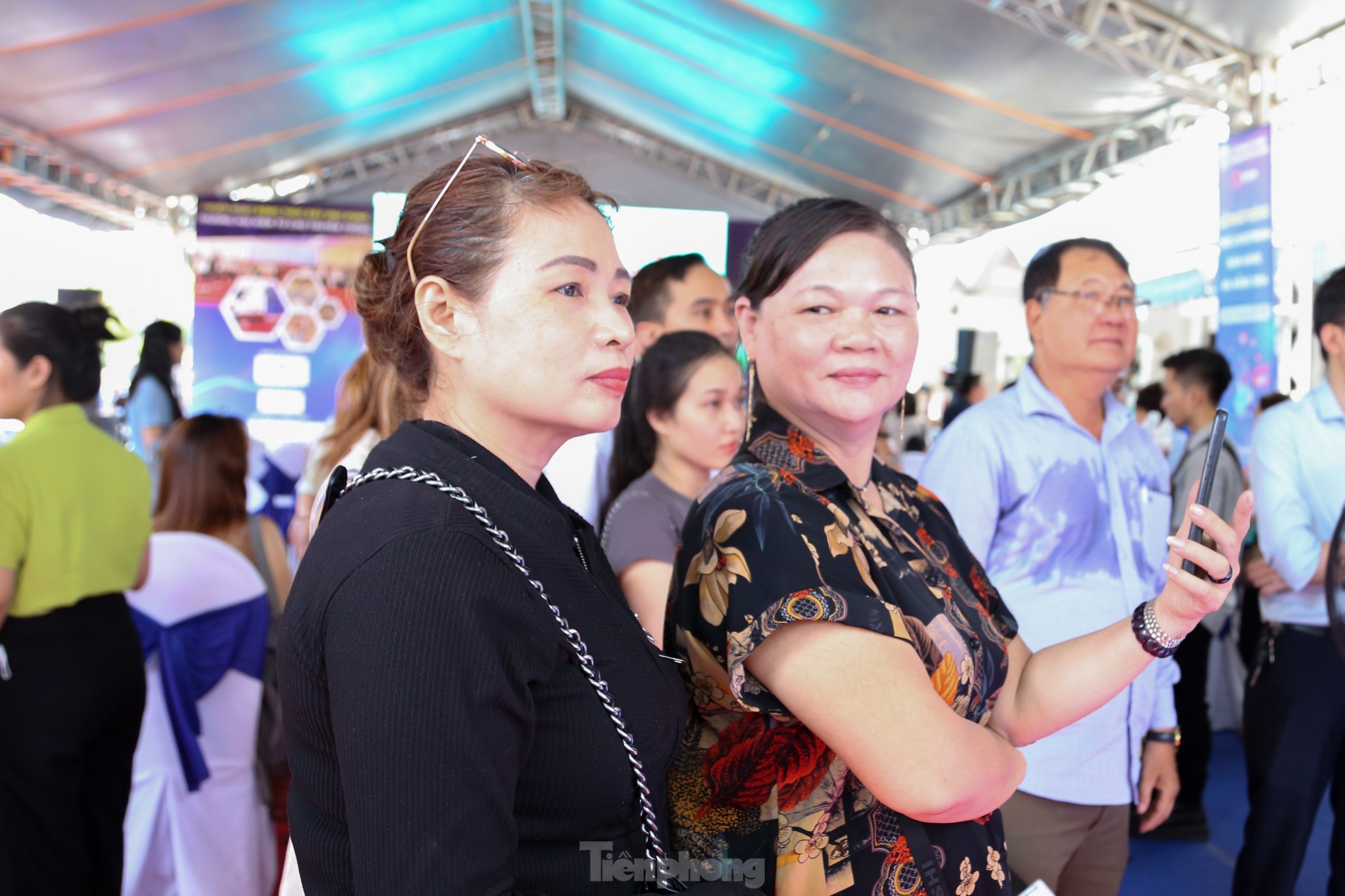 Livestream bán cá, mực, bánh ở chợ truyền thống Đà Nẵng - Ảnh 6