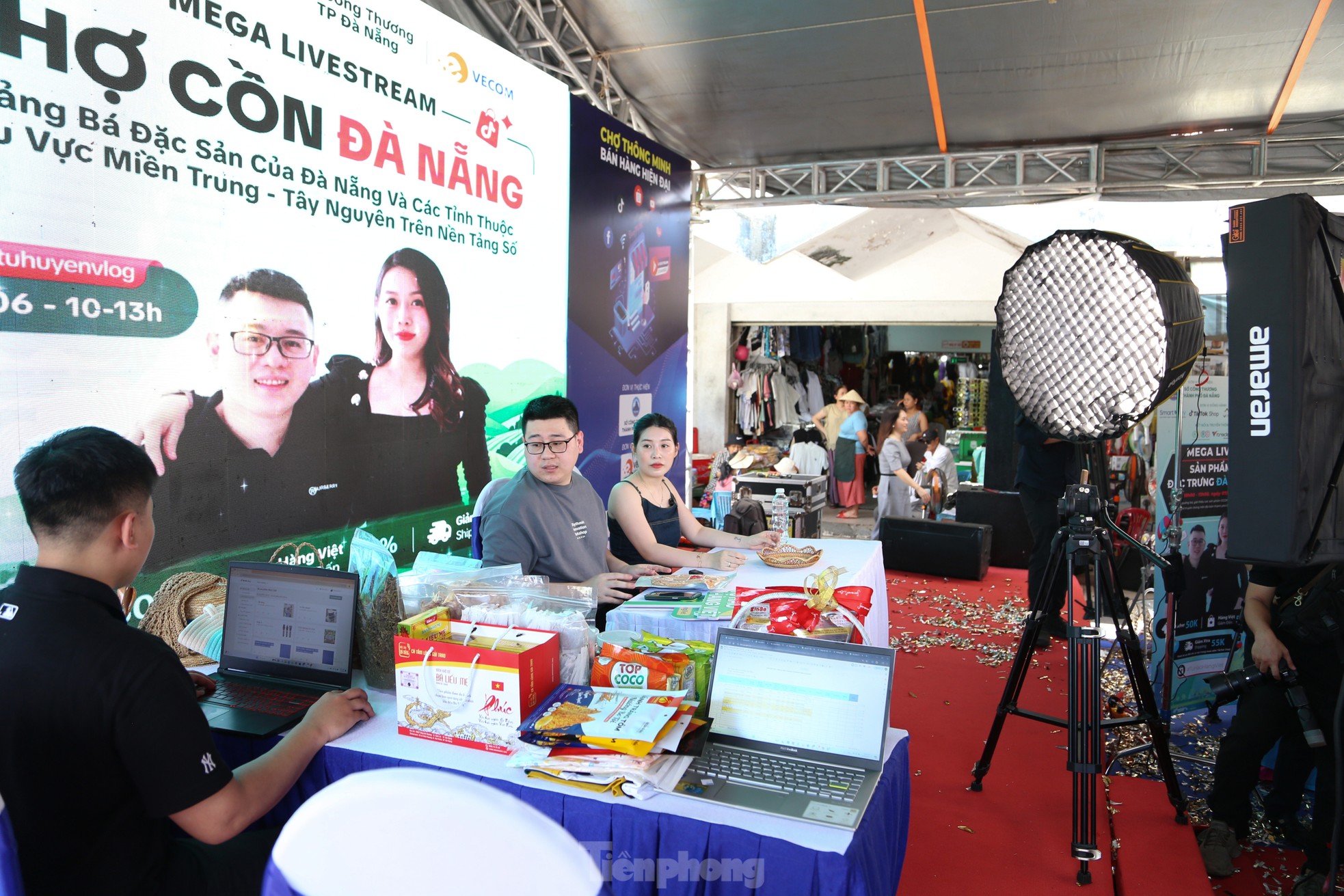 Livestream bán cá, mực, bánh ở chợ truyền thống Đà Nẵng - Ảnh 3