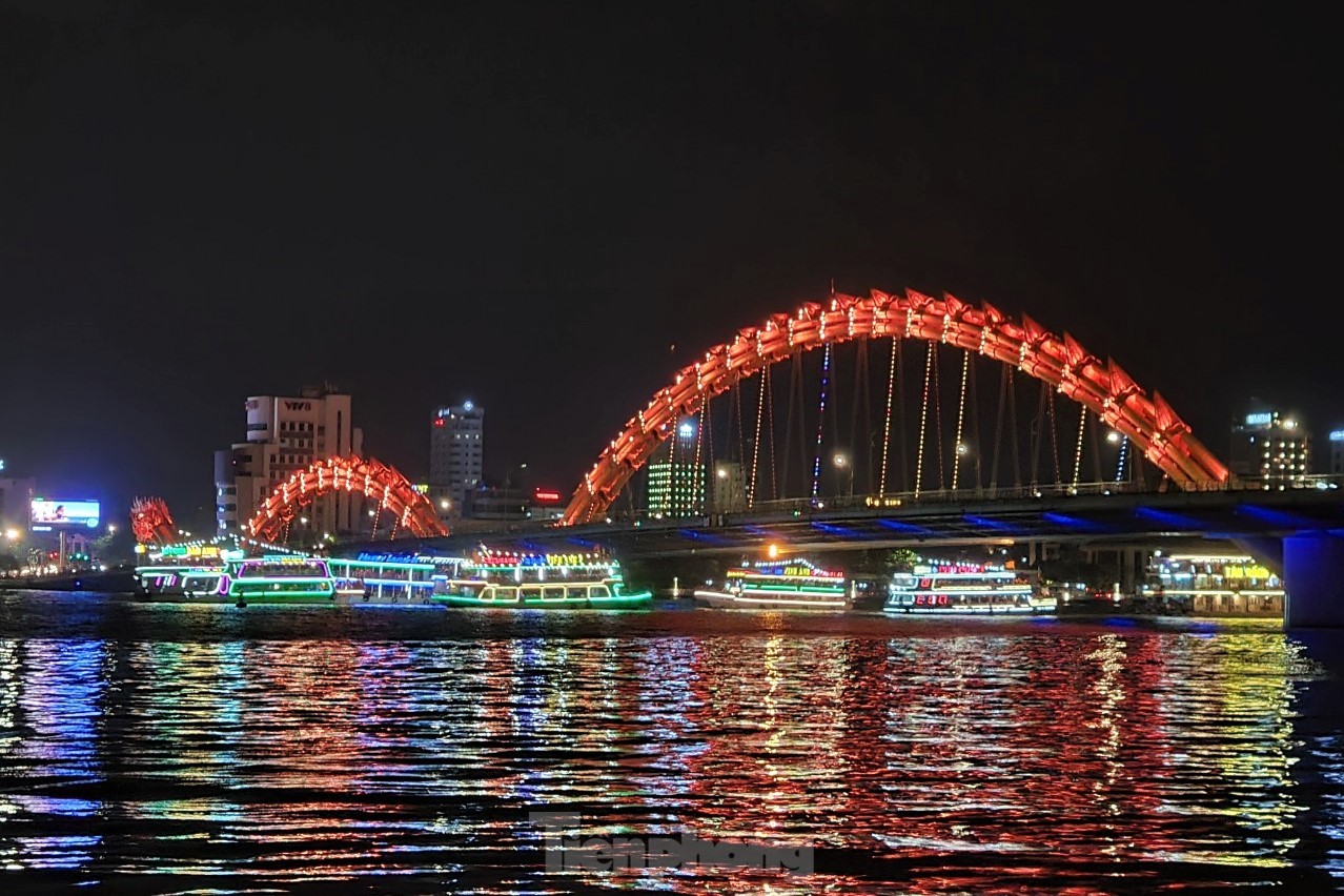 ‘Hốt bạc’ bán vé du thuyền xem pháo hoa quốc tế Đà Nẵng - Ảnh 5