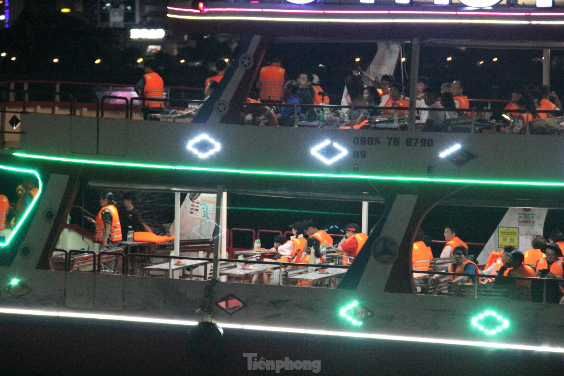 ‘Hốt bạc’ bán vé du thuyền xem pháo hoa quốc tế Đà Nẵng - Ảnh 3