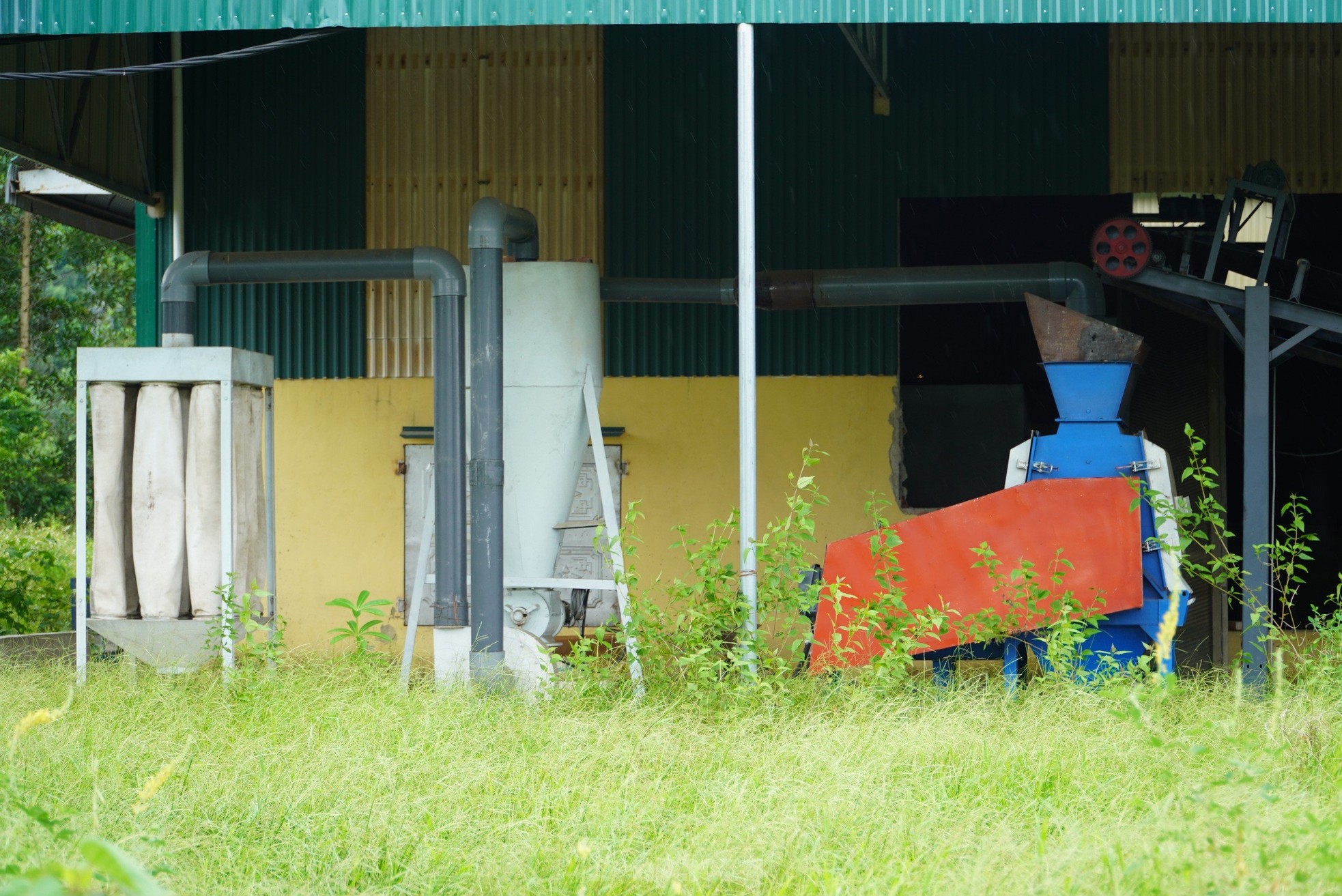 Cỏ dại mọc um tùm tại dự án sản xuất, lắp ráp xe hơn 55 tỷ đồng - Ảnh 4