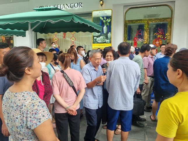 Xuất hiện việc thuê người mua gom vàng nhằm đẩy giá, gây bất ổn thị trường - Ảnh 1