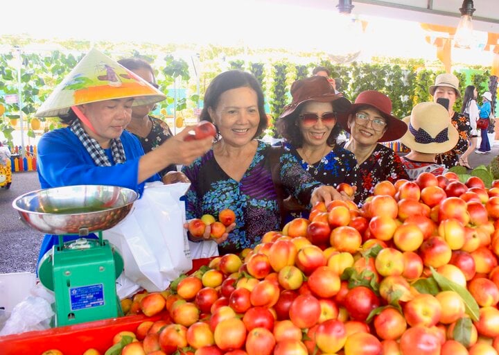 Sầu riêng, vải thiều, bơ khổng lồ... rẻ bất ngờ, khách tấp nập 'mua sập sàn' - Ảnh 1