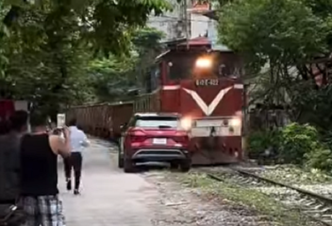 Hyundai Creta bị tàu hỏa đâm nát đầu khi đỗ cạnh đường ray, chuyên gia cho rằng chủ xe vẫn được bảo hiểm nếu đáp ứng một số điều kiện - Ảnh 1