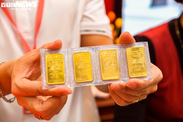 Trung Quốc ngừng mua dự trữ, vàng thế giới lao dốc - Ảnh 1