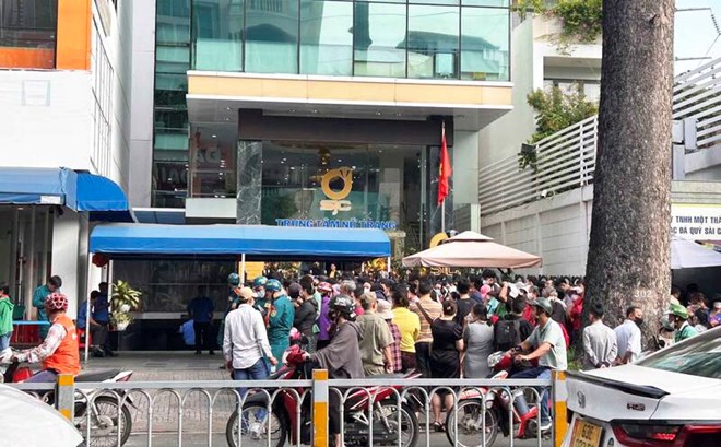 Người dân các tỉnh có mặt từ 4h sáng ở Hà Nội để mua vàng: Tắc nghẽn ngay từ ngoài cửa ngân hàng - Ảnh 7