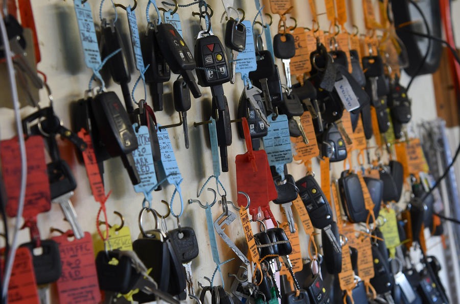 Chủ garage thu gom hơn 400 chiếc Volvo cũ cùng nhiều linh kiện, phụ tùng: ‘Xe này rất bền, có thể chạy 500.000km dễ dàng’ - Ảnh 4