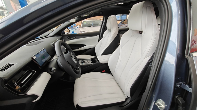 Mẫu xe đầy bình đi 2.100km, ngang tầm Camry nhưng giá chỉ 350 triệu đồng - Ảnh 9