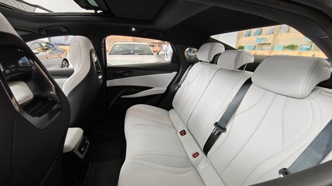 Mẫu xe đầy bình đi 2.100km, ngang tầm Camry nhưng giá chỉ 350 triệu đồng - Ảnh 10