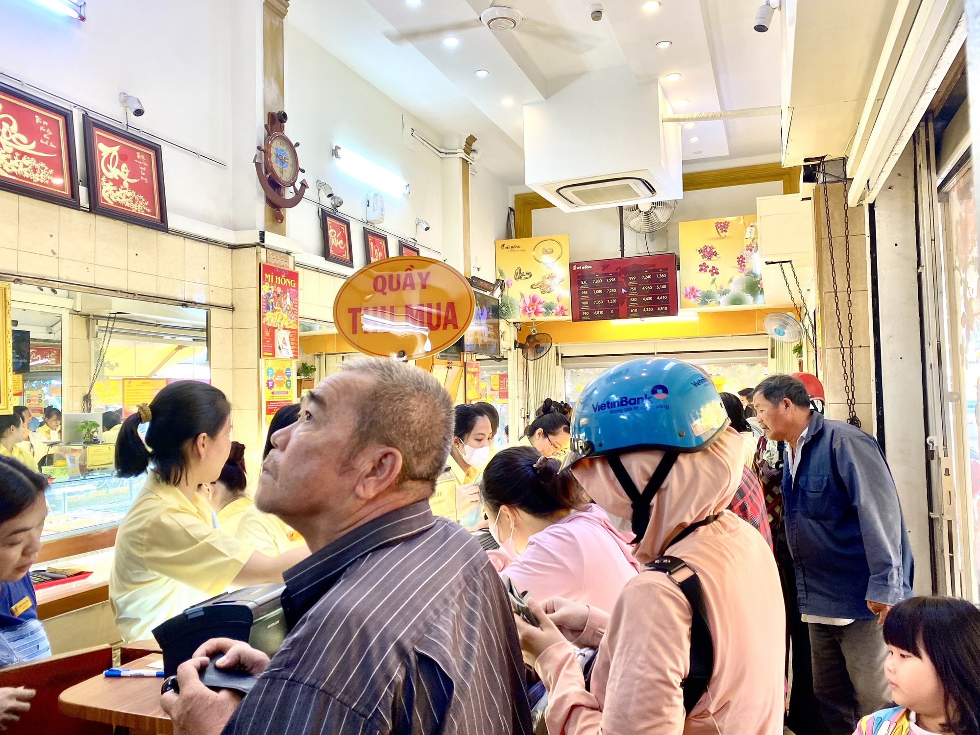 Giá vàng miếng SJC giảm thêm 1 triệu đồng, người mua ở cửa hàng thưa thớt - Ảnh 2