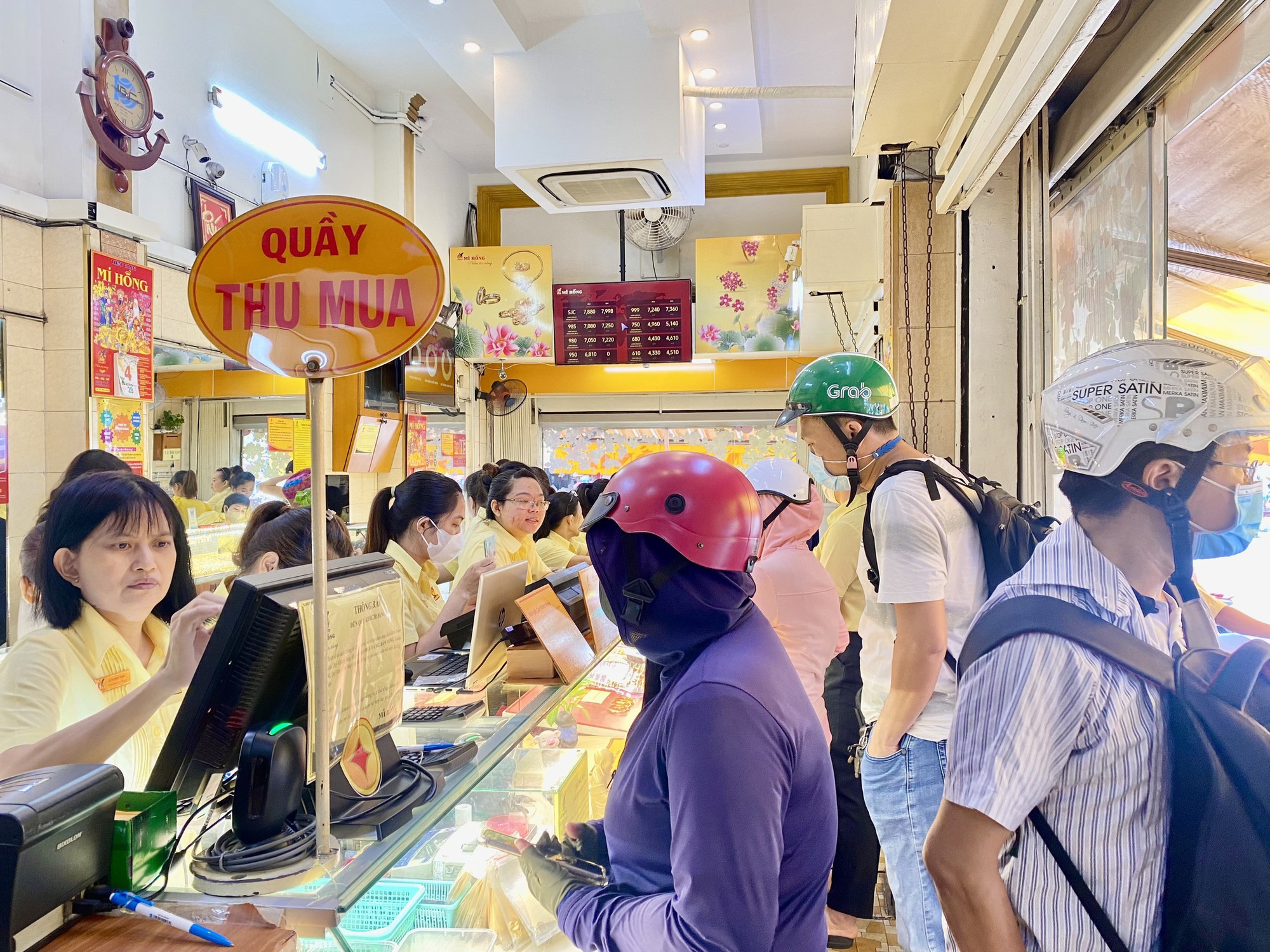 Giá vàng miếng SJC giảm thêm 1 triệu đồng, người mua ở cửa hàng thưa thớt - Ảnh 1