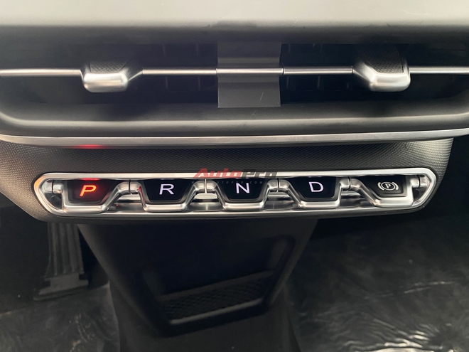 Xem thực tế VinFast VF 6S giá từ 675 triệu tại đại lý: Mâm 17 inch, vẫn có màn hình lớn, máy 174 mã lực - Ảnh 11