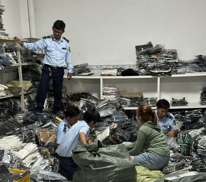 Kho hàng lậu phục vụ livestream của hot girl Cà Mau thu 300 triệu/ngày: Rộng 300m2, 10 tấn hàng chất đống - Ảnh 4