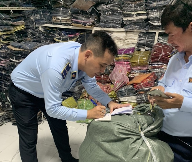 Kho hàng lậu phục vụ livestream của hot girl Cà Mau thu 300 triệu/ngày: Rộng 300m2, 10 tấn hàng chất đống - Ảnh 3