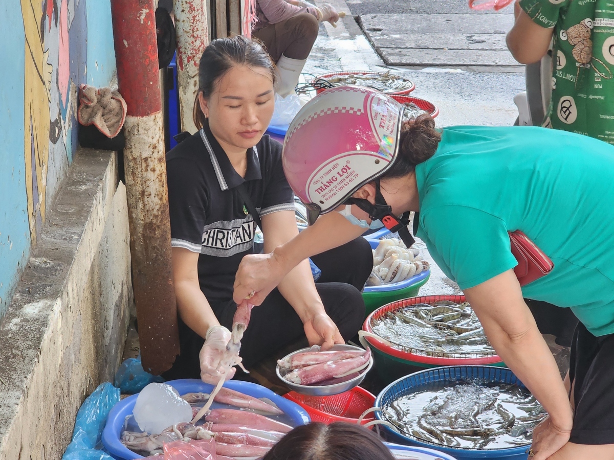 Giá hàng hóa, thực phẩm leo thang theo lương, lao động tự do gặp khó - Ảnh 1