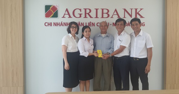 Đà Nẵng: Agribank Chi nhánh quận Liên Chiểu trao trả lại số tiền lớn cho khách hàng vô tình bị đánh rơi