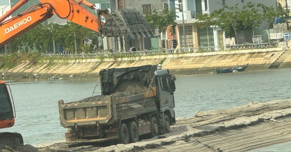 Bình Định: Ngang nhiên "tuồn" cát bùn dự án nạo vét đến điểm đổ trái phép, vì đã "xin phép miệng"?