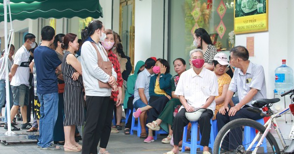 Giá vàng ngân hàng bán hôm nay: Giảm sốc 1 triệu đồng, người dân xếp hàng dài chờ mở cửa