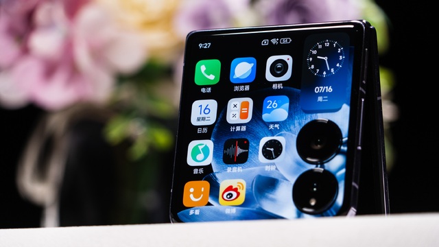 Cận cảnh Xiaomi MIX Flip: Thiết kế cực đẹp, màn hình phụ xịn nhất thế giới, pin cũng lớn nhất, giá rẻ hơn Galaxy Z Flip6 - Ảnh 12