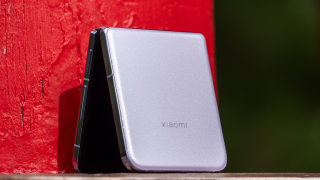 Cận cảnh Xiaomi MIX Flip: Thiết kế cực đẹp, màn hình phụ xịn nhất thế giới, pin cũng lớn nhất, giá rẻ hơn Galaxy Z Flip6 - Ảnh 10