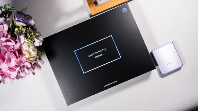 Cận cảnh Xiaomi MIX Flip: Thiết kế cực đẹp, màn hình phụ xịn nhất thế giới, pin cũng lớn nhất, giá rẻ hơn Galaxy Z Flip6 - Ảnh 1