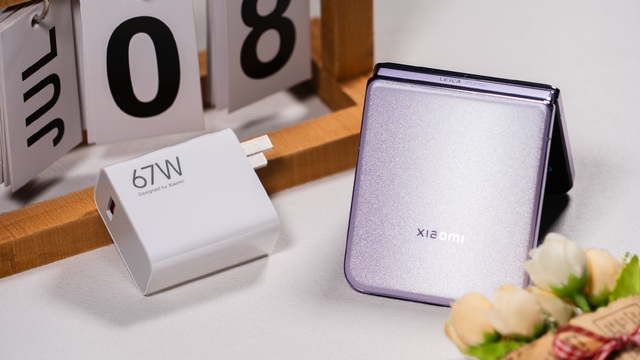 Cận cảnh Xiaomi MIX Flip: Thiết kế cực đẹp, màn hình phụ xịn nhất thế giới, pin cũng lớn nhất, giá rẻ hơn Galaxy Z Flip6 - Ảnh 17