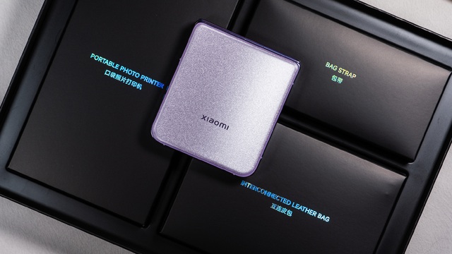 Cận cảnh Xiaomi MIX Flip: Thiết kế cực đẹp, màn hình phụ xịn nhất thế giới, pin cũng lớn nhất, giá rẻ hơn Galaxy Z Flip6 - Ảnh 14