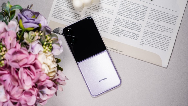 Cận cảnh Xiaomi MIX Flip: Thiết kế cực đẹp, màn hình phụ xịn nhất thế giới, pin cũng lớn nhất, giá rẻ hơn Galaxy Z Flip6 - Ảnh 13