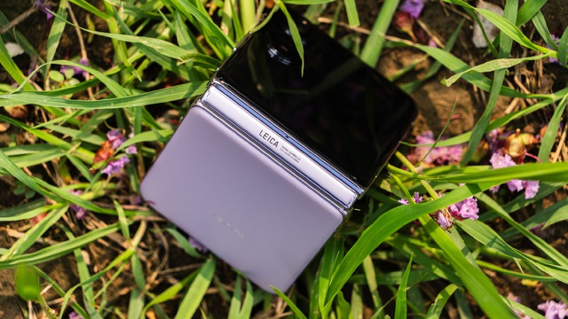 Cận cảnh Xiaomi MIX Flip: Thiết kế cực đẹp, màn hình phụ xịn nhất thế giới, pin cũng lớn nhất, giá rẻ hơn Galaxy Z Flip6 - Ảnh 15