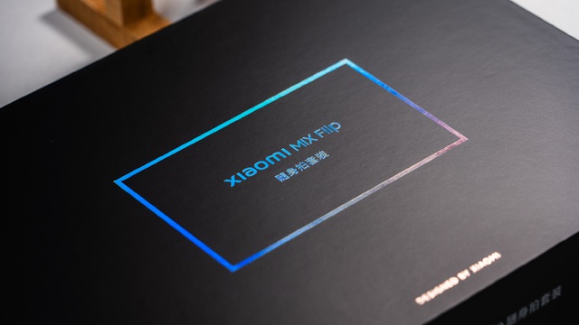 Cận cảnh Xiaomi MIX Flip: Thiết kế cực đẹp, màn hình phụ xịn nhất thế giới, pin cũng lớn nhất, giá rẻ hơn Galaxy Z Flip6 - Ảnh 2