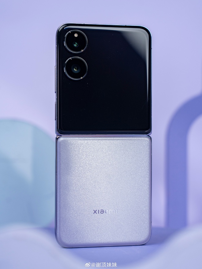 Cận cảnh Xiaomi MIX Flip: Thiết kế cực đẹp, màn hình phụ xịn nhất thế giới, pin cũng lớn nhất, giá rẻ hơn Galaxy Z Flip6 - Ảnh 9
