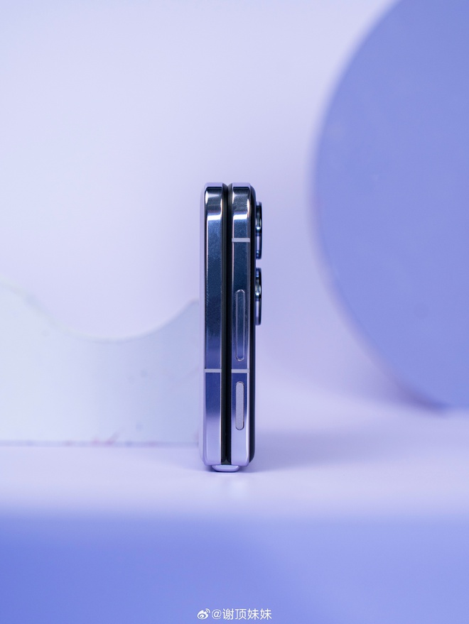 Cận cảnh Xiaomi MIX Flip: Thiết kế cực đẹp, màn hình phụ xịn nhất thế giới, pin cũng lớn nhất, giá rẻ hơn Galaxy Z Flip6 - Ảnh 7