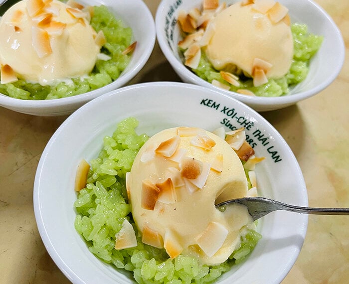 Quán kem xôi chuẩn Thái gần 40 năm của cụ bà 85 tuổi trong khu tập thể Hà Nội - Ảnh 3