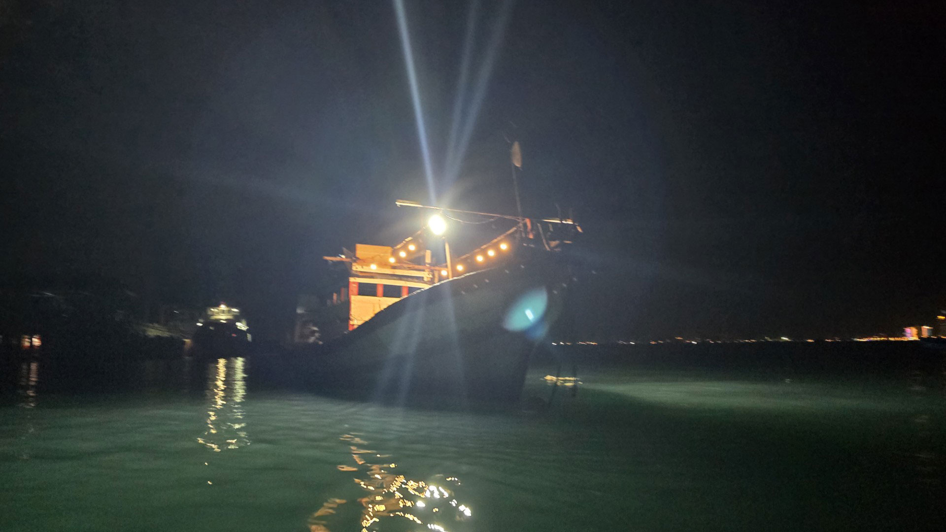 Nở rộ tour câu mực "chui" ở bán đảo Sơn Trà - Ảnh 1