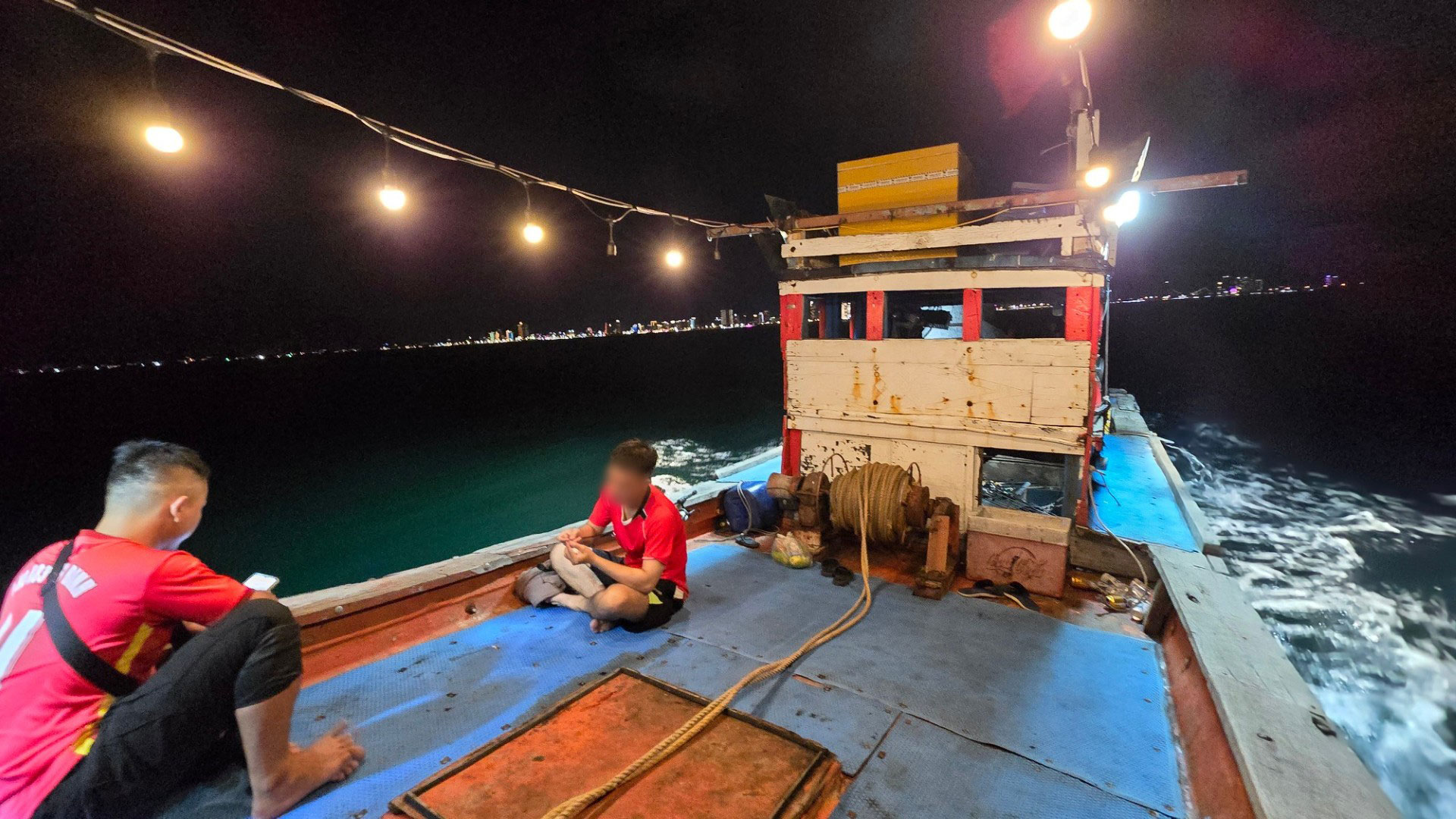 Nở rộ tour câu mực "chui" ở bán đảo Sơn Trà - Ảnh 2