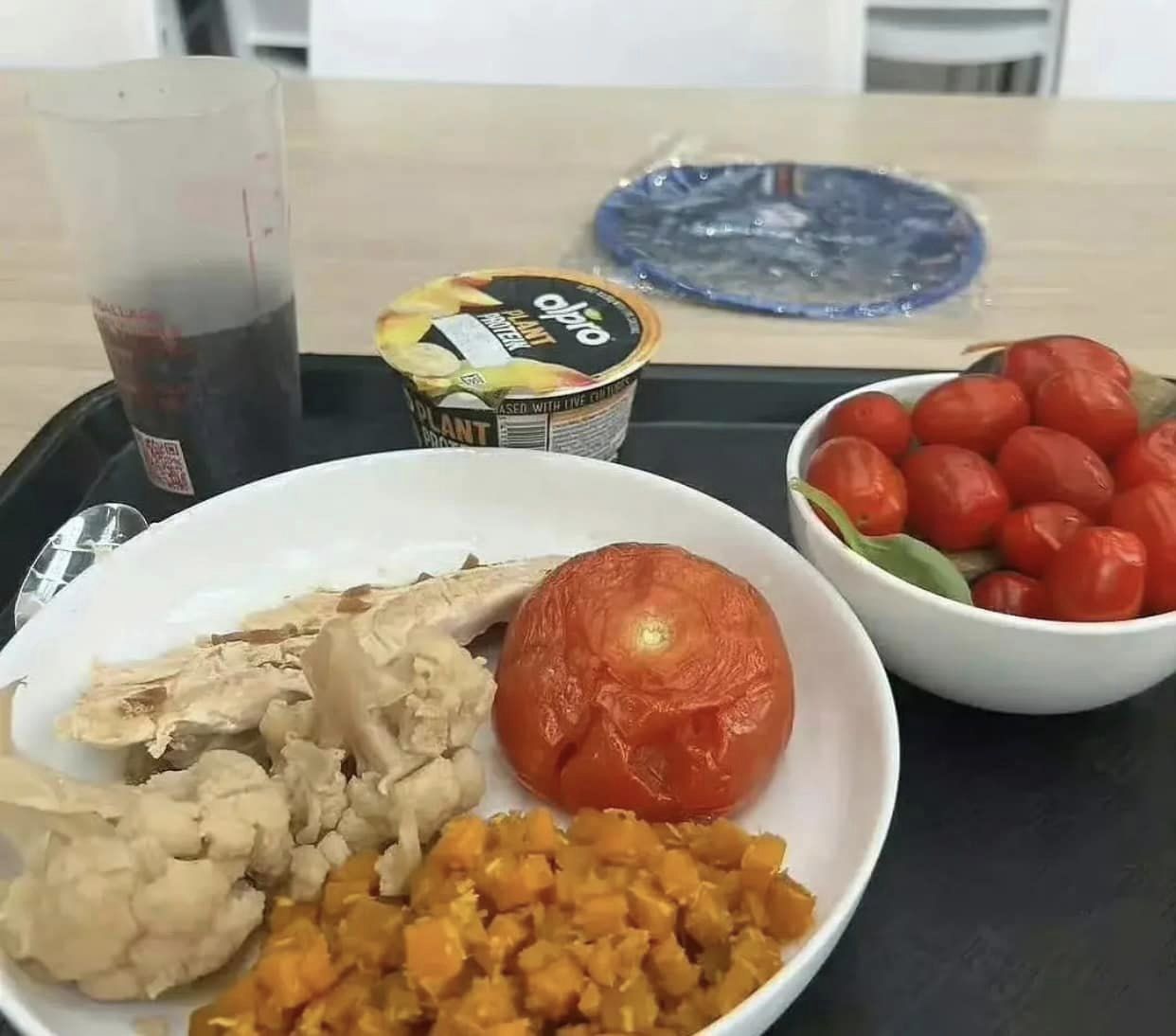 Xôn xao ảnh những bữa ăn của vận động viên Olympic Paris 2024, dân mạng tranh cãi vì "quá ít và thiếu chất" - Ảnh 1